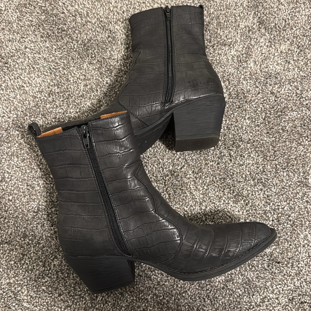Black Alligator Pattern Booties - image 3